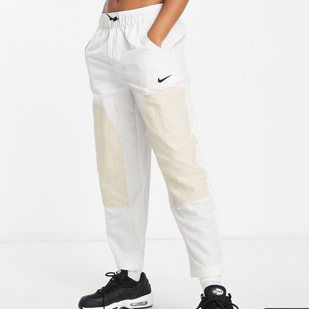 Nike Sportswear Swoosh
Women's High-Waisted Woven Pants ✔️